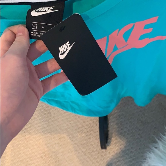 NWT Nike T-Shirt - Picture 2 of 2